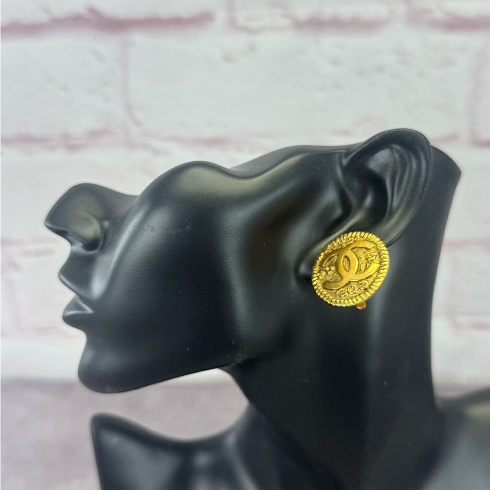 CHANEL Round CC Logo Earrings Clip-on Gold Plated Metal Vintage 97P Authentic - Picture 3 of 12